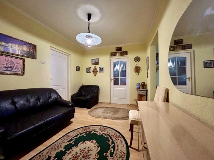 Простора 4-кімнатна квартира 90 м² вул. Миколи Закревського 5 - фото 1