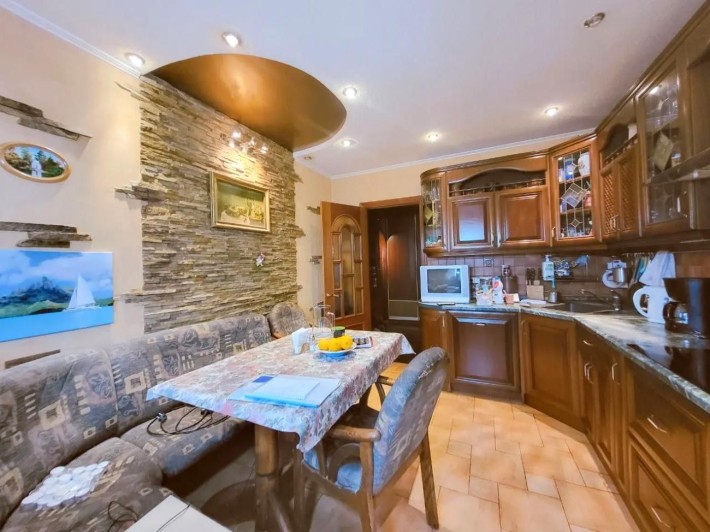 Простора 3-кімнатна квартира 85 м² вул. Урлівська 9 - фото 1