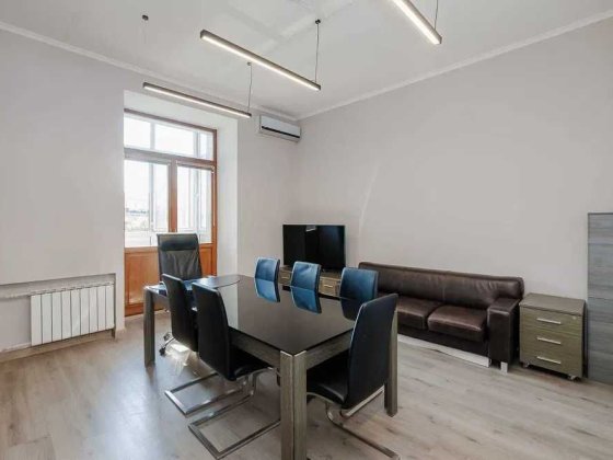 Хрещатик 15 2Трикімнатна квартира вигляд на Хрещатик Київ