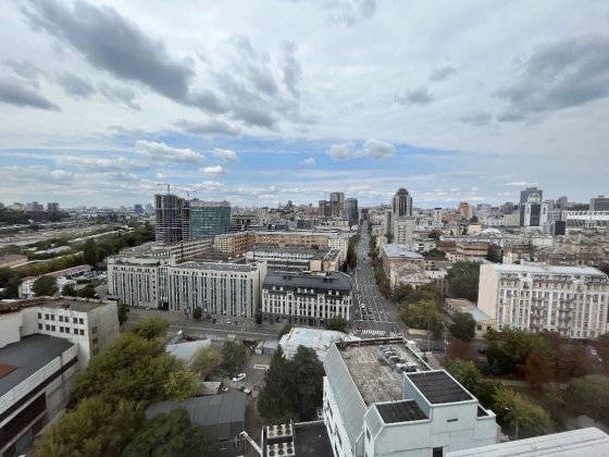 Пентхаус зі стелями висотою 9 метрів на кухні та 2 поверхами x 83 м2. Киев