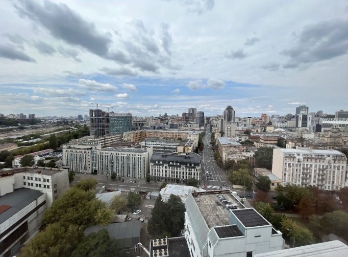 Пентхаус зі стелями висотою 9 метрів на кухні та 2 поверхами x 83 м2. - фото 1