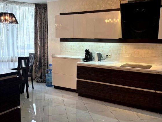 Простора та світла 4-к квартира вид на Дніпро вул. Дніпроська наб. 19 Киев