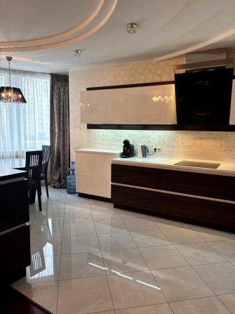 Простора та світла 4-к квартира вид на Дніпро вул. Дніпроська наб. 19 - фото 1