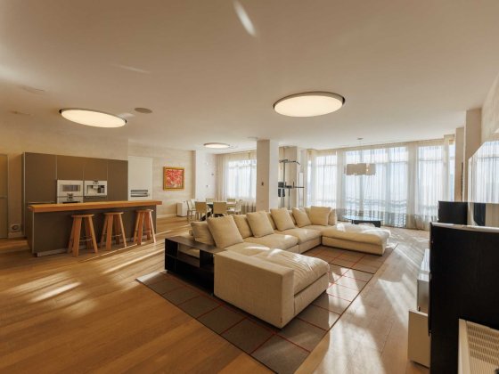 Продам 3-к(208м2)з дизайнерським ремонтом на Грушевского 9а Киев