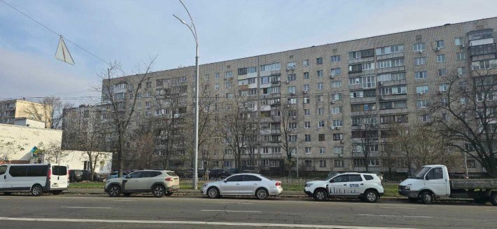 Г. полку "Азов" 11, цегла, роздільна 2к, ст.м. Оболонь - 6 хв. пішки! - фото 1