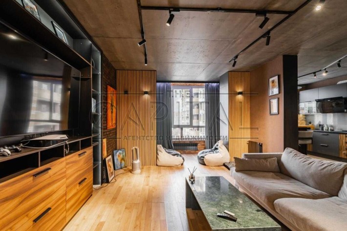 Стильна квартира на 12- поверсі в будинку по вул. Ахматової, 30. - фото 1