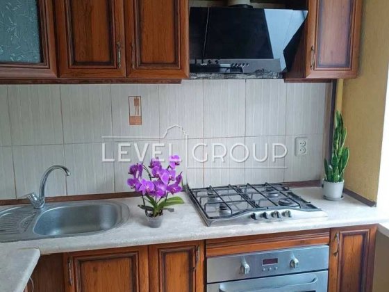 Продаж 2-х к. квартири  47 м. вул. Коновальця - м.Печерська 10 хвилин Київ