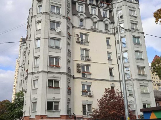 Продаж 3 х кім. квартири вул. Пріорська 10 Київ
