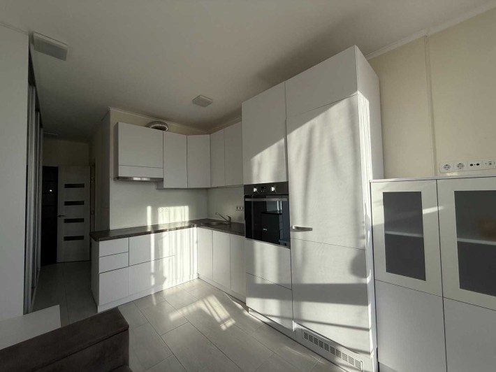 Надзвичайна студія з шикарними ремонтом і технікою. - фото 1