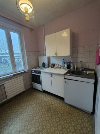 Продам двокімнатну квартиру. Метро поруч з будинком. - фото 1