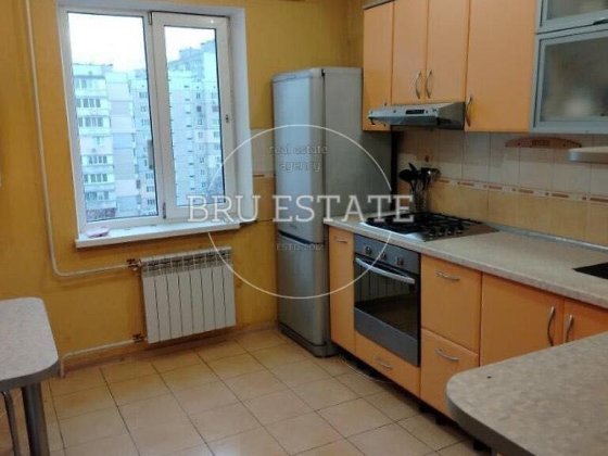 Продаж 3 к квартири Харківська Ремонт середній 8 й поверх Київ