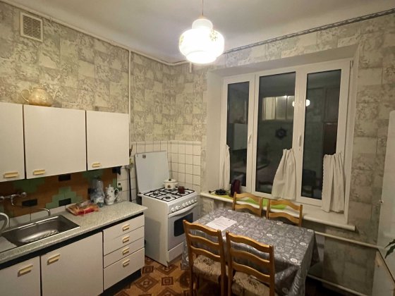 Продаж 2к Сталінка проспект Науки 42/1 метро Голосіївська Деміївська Київ