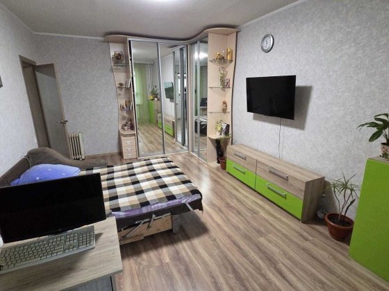 Свій підвал ! 1 поверх !  Повноцінна 3-кімнатна по вул Радунська 5б ! Киев