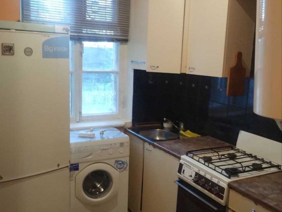 продам 2к квартиру вул. Хоткевича 4а ст. метро Чернігівська 1-поверх Киев