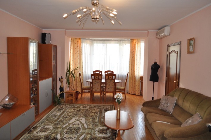 Трикімнатна., метро ,євроремонт, вул. Левка Лукʼяненка (Тимошенка) 29 - фото 1