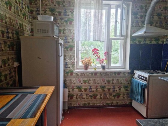 Продам 3к кв біля метро Харківська на вул Братства Тарасівців 9 Киев