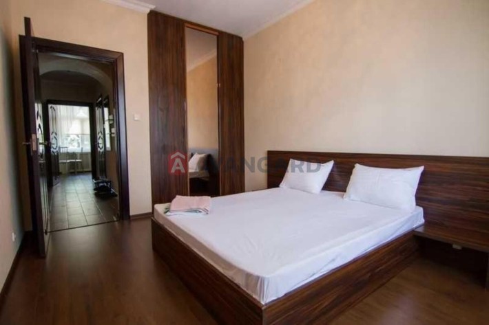 Коновальця 7-9.Печерськ,Палац України - фото 1