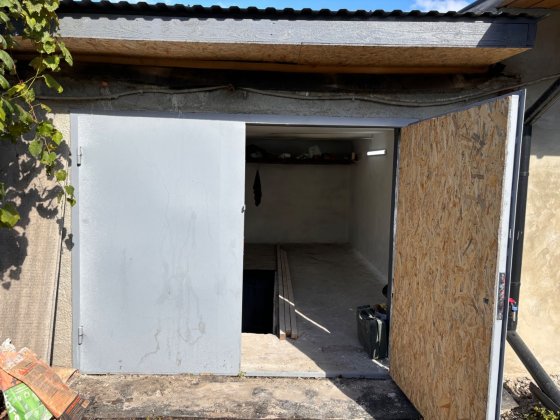 Цеглянний гараж  , СТО, АЗС, автомийка , охорона, зупинка . Набережна Ивано-Франковск