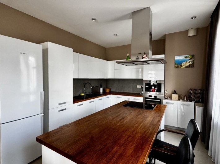 Сучасна трикімнатна квартира з краєвидом - фото 1