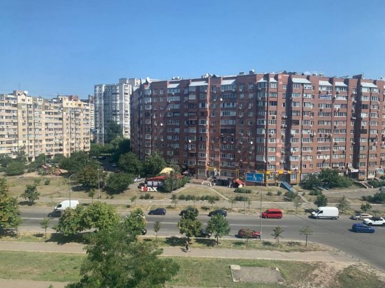 Продам 4к квартиру ПІД РЕМОНТ Метро Позняки Київ