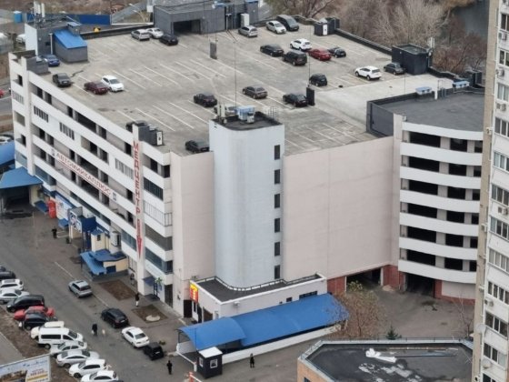 Паркомісце з розеткою для електромобіля Драгоманова 1Н Киев