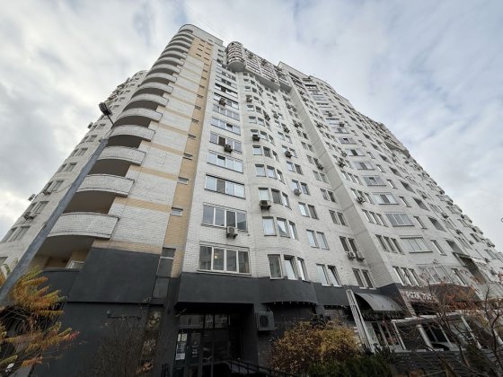 Бажана 14- трикімнатна квартира. Цегляний будинок - м. Позняки Київ