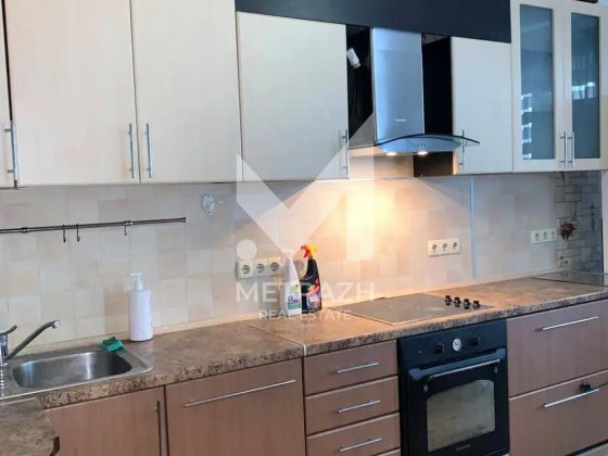 Простора 3-кімнатна квартира 93 м² вул. Урлівська 36 Киев