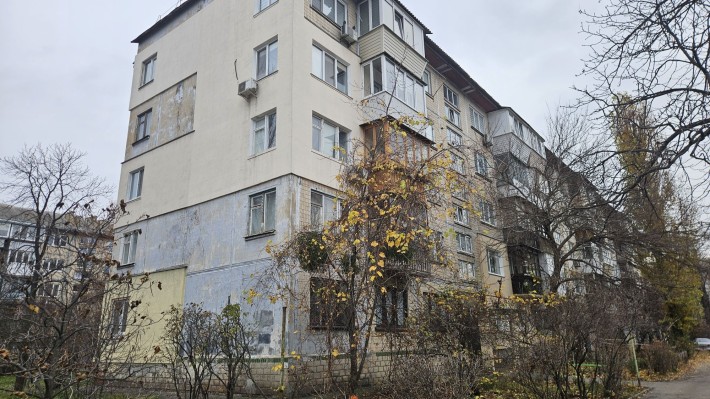 Будівельників,17. Двокімнатна квартира 45кв.м. на 1 поверсі. - фото 1