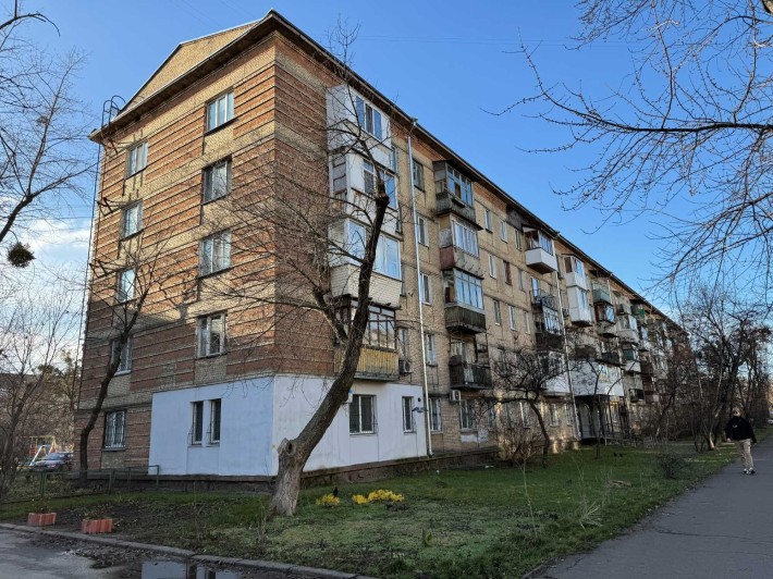 Продам 2 кімн. квартиру,  Дарницька площа,  вул. Будівельників 5 - фото 1