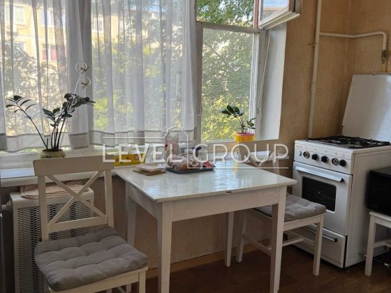 Братиславська, вул 8. 2 кімн.  Газова плита. Метро Чернігівська- 10 хв Київ