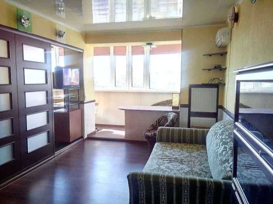 Продам 1-кімн. 32 м.кв. Ломаківська вул. 2. Київ