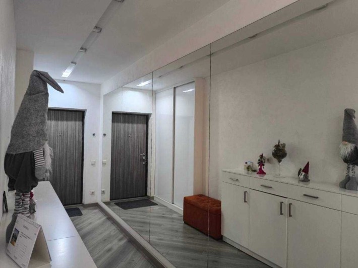 Простора світла 3-кімнатна квартира з дизайнерським ремонтом - фото 1