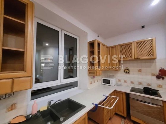 Добротна сталінка .  Поділ. Киев