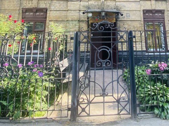 Квартира зі своїм двориком, гаражом. Татарка Лукьянівка Отто Шмідта 33 Київ