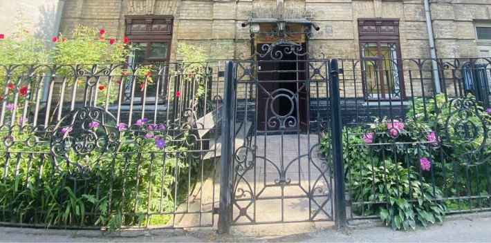 Квартира зі своїм двориком, гаражом. Татарка Лукьянівка Отто Шмідта 33 - фото 1