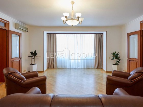 Продаж! Елітна 4-кімнатна квартира в центрі Києва з паркінгом! Київ