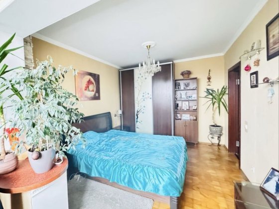 Продається простора 3-кімнатна квартира — Симиренка 34А Київ