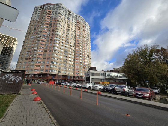 Гривні +Від власника!! Є ГЕНЕРАТОР! Продаю з ремонтом біля метро квар Київ