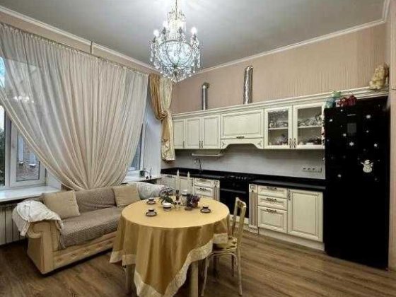 Продаж 3-к квартири Кониського (Тургенівська) 60. Дореволюційний, 100м Киев