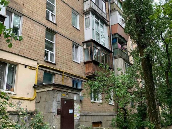 Однакомнатная Уманськая  срочно продам Київ