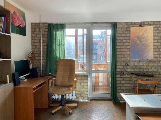 Продаж дешевої квартири поблизу метро Дорогожичі. Київ