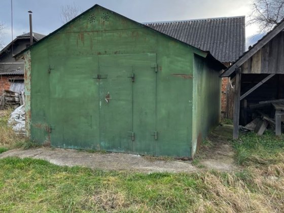 Металевий гараж без місця
