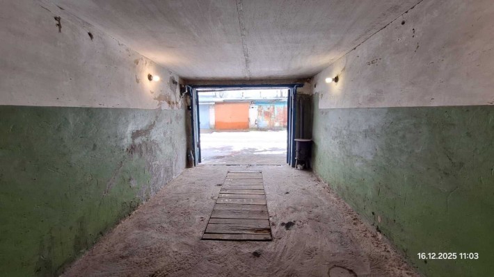 Продам ГАРАЖ в центре капитальный сухой (свет, яма, подвал, буржуйка) - фото 1