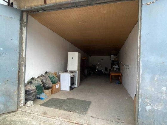 Великий гараж біля Метро — заїзд для бусів