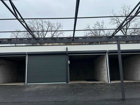 Гаражи на закритій території біля Синергії