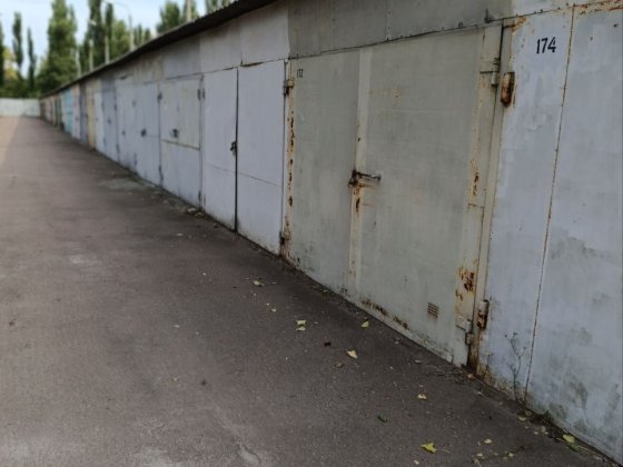 Продам гараж вул Сiмі Соснених Івана Дзюби 7 а кооперативі з охороною