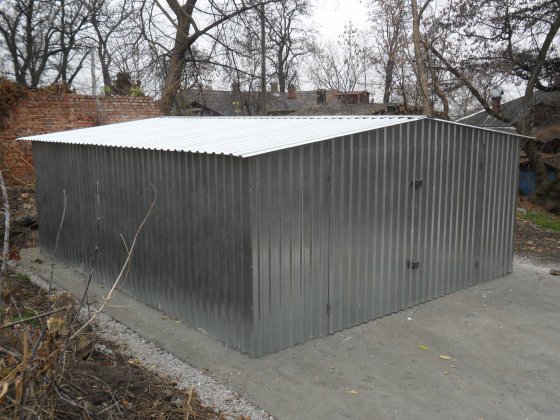 Металевий гараж.