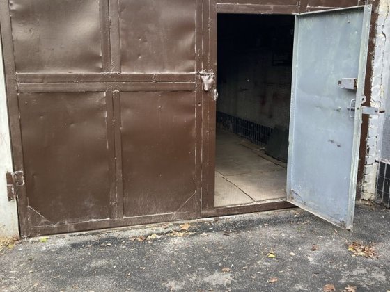 Гараж бетонный с высокими воротами .