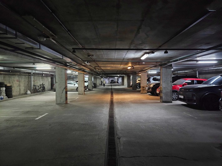 БЕЗ % Продаж паркомісця у цегляному будинку |м| Лівобережна - фото 1