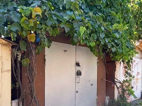 Продам гараж на ул. Паустовского с  инструментами!